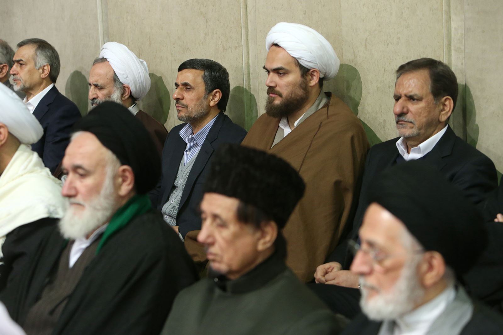 یکی از افرادی که در دیدار مهمانان اجلاس وحدت با رهبری حضور داشت احمدی نژاد بود