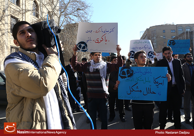 تجمع دانشجویان مقابل وزارت خارجه