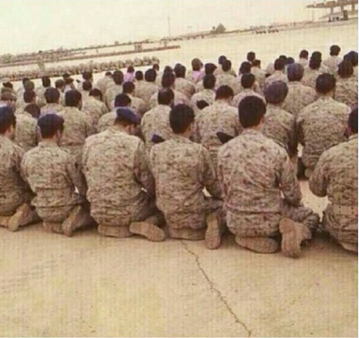 عکس:: نماز جماعت نظامیان عربستانی با پوتین