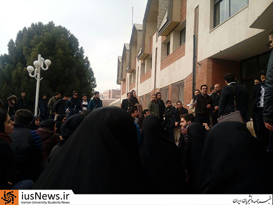 تجمع اعتراضی دانشجویان دانشگاه شهید بهشتی نسبت به ابلاغیه جدید آموزشی +عکس