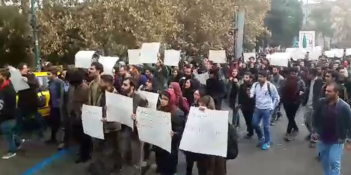 تجمع اعتراض‌آمیز دانشجویان دانشگاه تهران در روز دانشجو +فیلم
