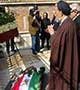 وقتی یک آخوند مدعی خط امام(ره) برای رهبر جبهه ملی با پرچم شیر و خورشید نماز می‌خواند +عکس
