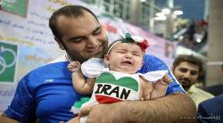 تمرین بهداد سلیمی در کنار دخترش