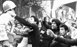 تصاویر ناب از تظاهرات خونین ۱۳ آبان ۵۷ مقابل دانشگاه تهران