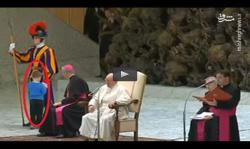 شیطنت یک کودک در مراسم رسمی با حضور پاپ!