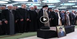 اقامه نماز بر پیکر آیت‌الله هاشمی شاهرودی به امامت رهبر انقلاب +فیلم
