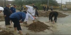 ائمه جمعه خرمشهر و آبادان در حال کمک به مردم سیل‌زده