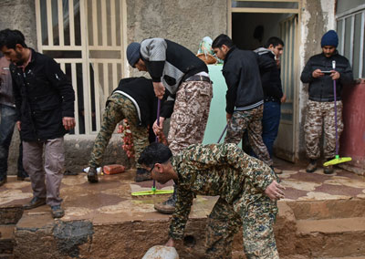 فعالیت‌های جهادی دانشجویان در محله سیل‌زده