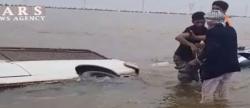 غرق شدن دو خودرو در جاده اهواز ـ آبادان