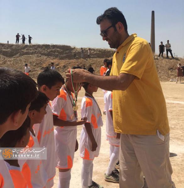 بهره‌برداری از زمین فوتبال کودکان کوره‌های آجرپزی + عکس