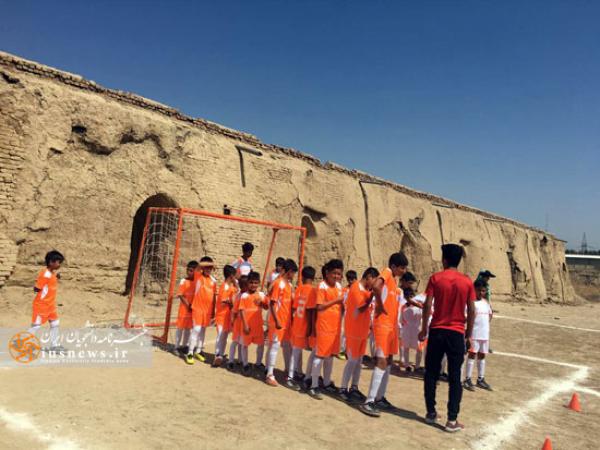 بهره‌برداری از زمین فوتبال کودکان کوره‌های آجرپزی + عکس