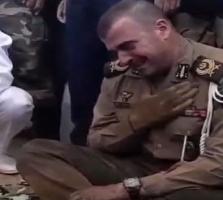فرمانده کل دژبان ارتش با لباس گلی هنگام دفن دو شهید گمنام