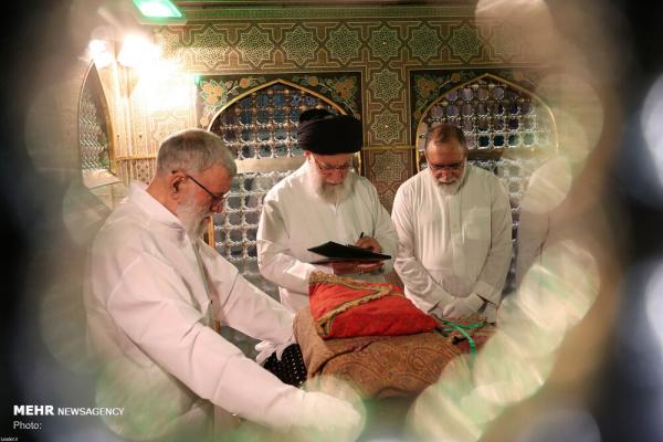 غبارروبی مضجع مطهر حضرت امام رضا(ع)