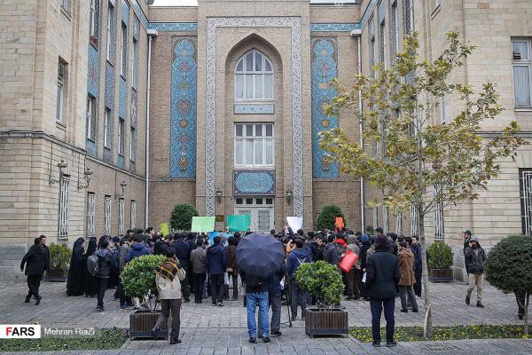 تجمع دانشجویان در مقابل وزارت امور خارجه در حمایت از شیخ زکزاکی