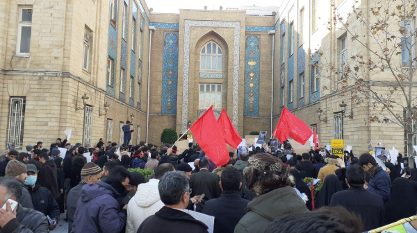 تصاویر تجمع دانشجویان و مردم در مقابل وزارت امور خارجه