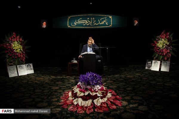انتشار تصاویر پشت صحنه اجرای دعای کمیل توسط محمود کریمی