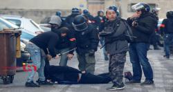 حمله پلیس لباس شخصی آمریکایی به معترضان