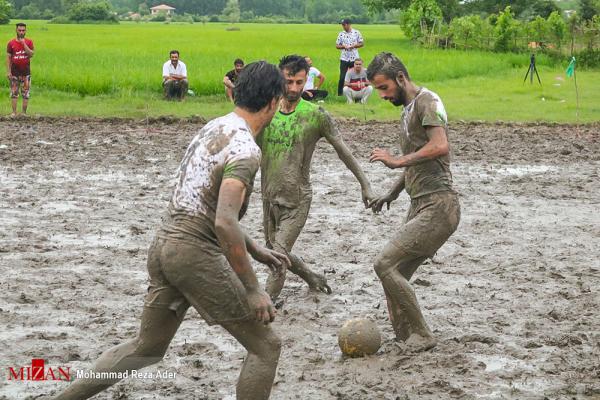 تصاویر جالب از مسابقات فوتبال در شالیزار برنج
