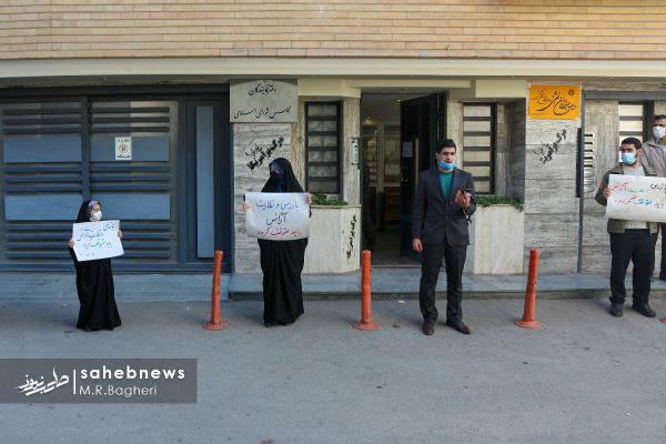 تجمع دانشجویان در مقابل مجمع نمایندگان اصفهان درپی ترور دانشمند هسته‌ای