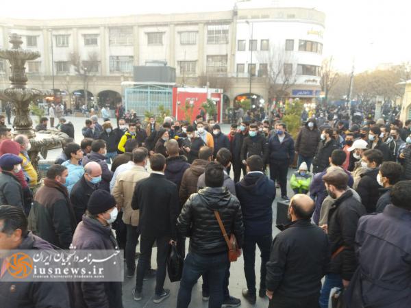 تجمع دانشجویان در میان بازاریان تهران