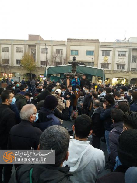 تجمع دانشجویان در میان بازاریان تهران