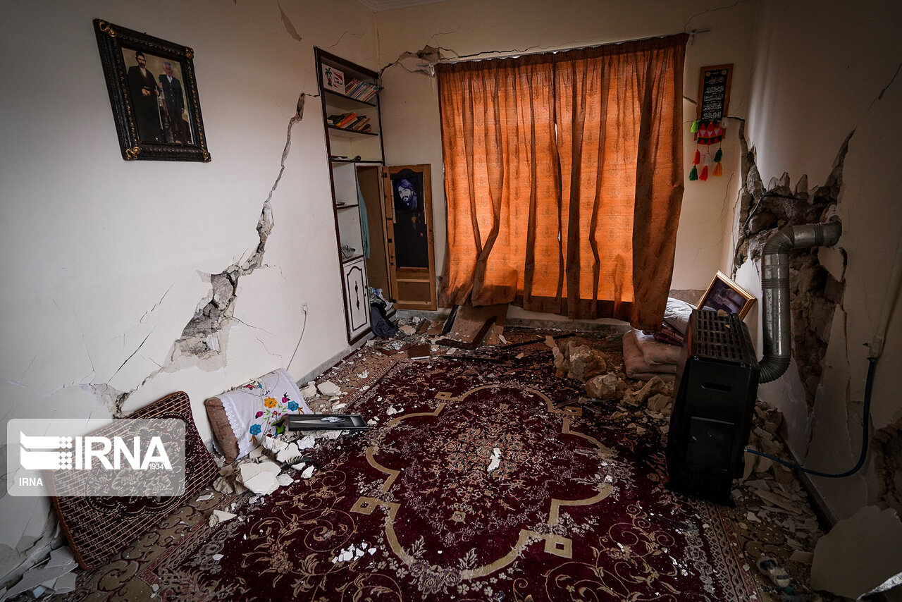 نمایندگان مجلس در میان زلزله زدگان سی سخت