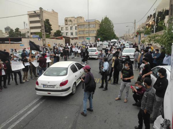 گزارش تصویری| تصاویری از تجمع دانشجویان مقابل سفارت افغانستان
