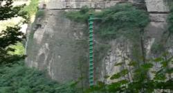 ببینید| پلکانی جالب برای بالا رفتن از صخره ٨٨ متری