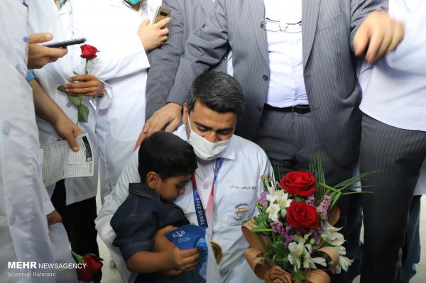تصاویر| استقبال از جواد فروغی در فرودگاه امام (ره)