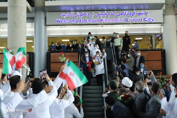 تصاویر| استقبال از جواد فروغی در فرودگاه امام (ره)