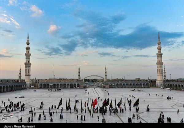 تصاویر| تعویض پرچم گنبد مسجد جمکران به‌ مناسبت محرم