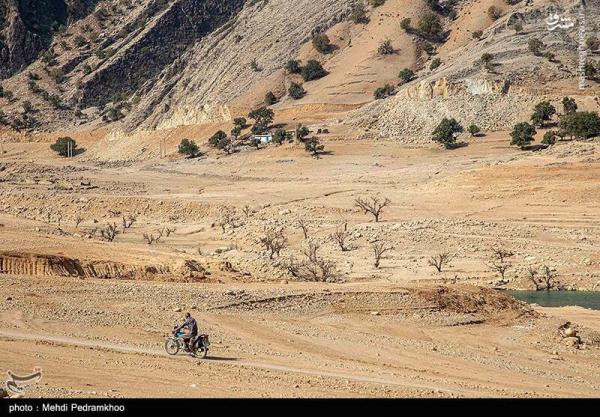 تصاویر| آشکار شدن روستاهای مدفون در دریاچه سد کارون