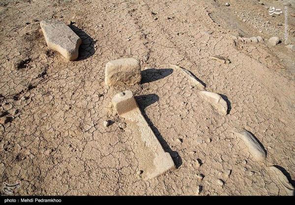 تصاویر| آشکار شدن روستاهای مدفون در دریاچه سد کارون