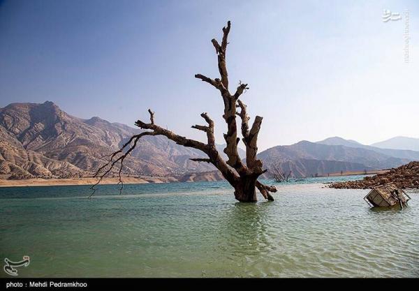 تصاویر| آشکار شدن روستاهای مدفون در دریاچه سد کارون