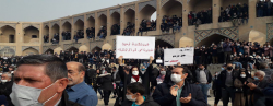 فیلم| درگیری اعتراض کنندگان در پل خواجو/ پلیش با تجمع مخالفت کرد