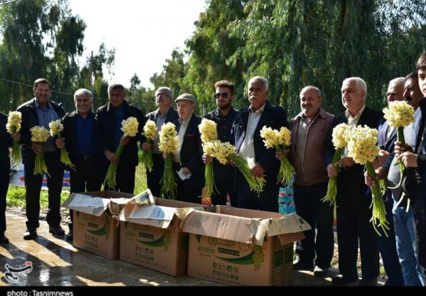 تصاویر| اهدای هزاران شاخه گل نرگس به حرم امام حسین(ع) و حضرت ابوالفضل(ع)