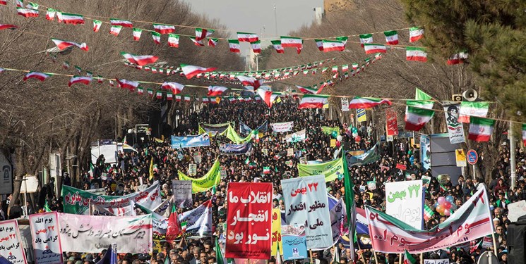 تاکید بر نقش و جایگاه رهبری در پیروزی و ثبات انقلاب