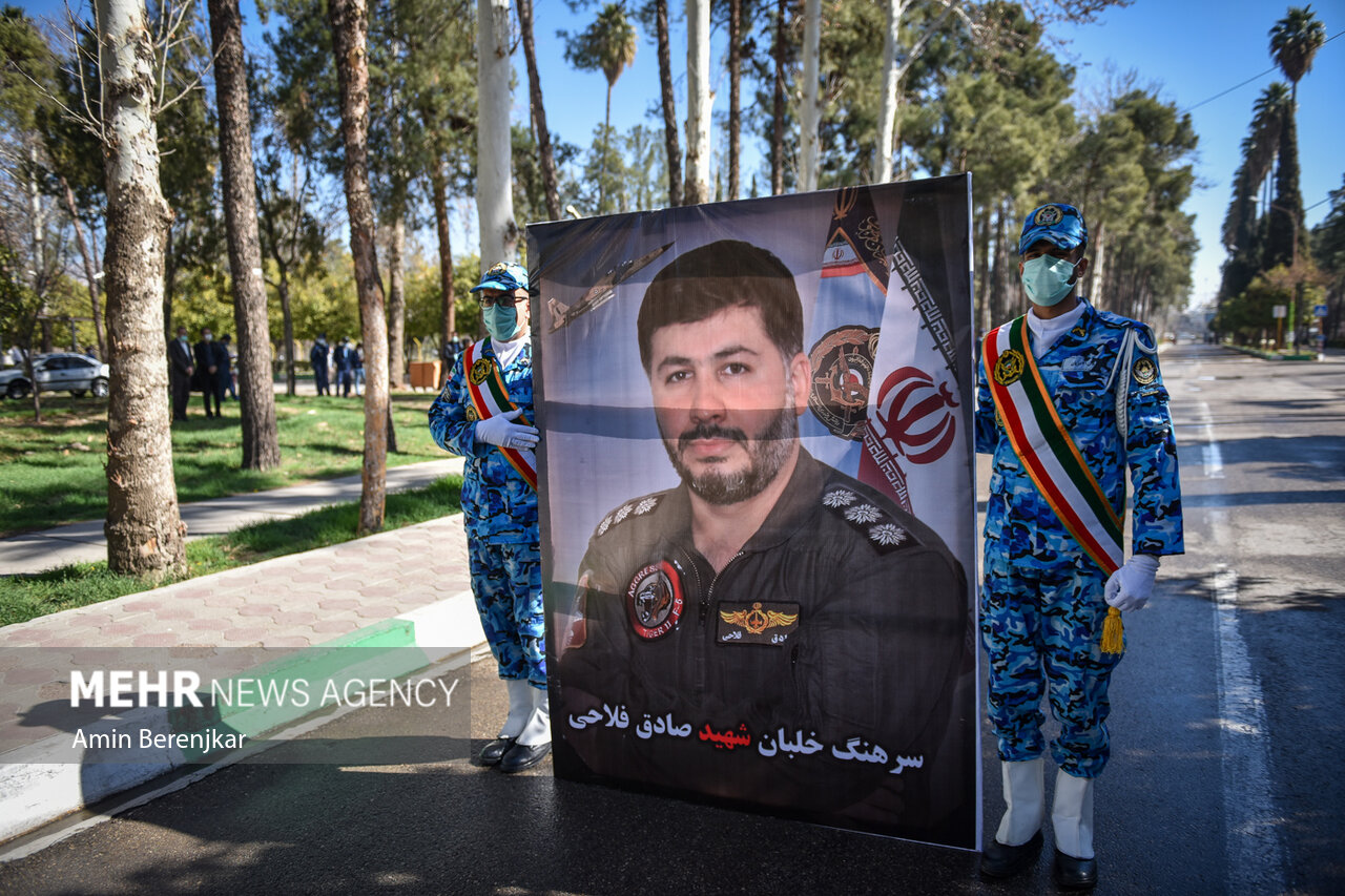 تصاویر| تشییع پیکر «صادق فلاحی»، خلبان شهید در شیراز
