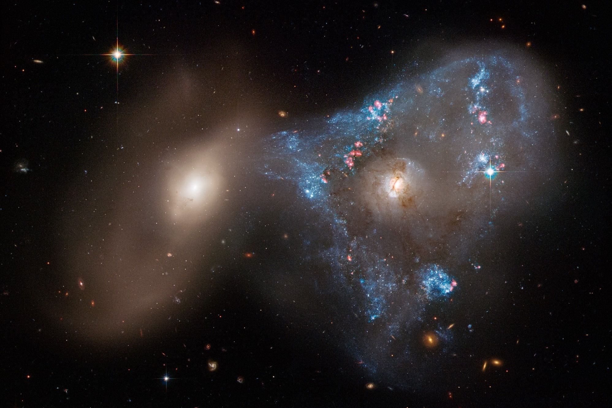 تصویر حیرت‌انگیز هابل از برخورد کهکشان‌ها در فضا