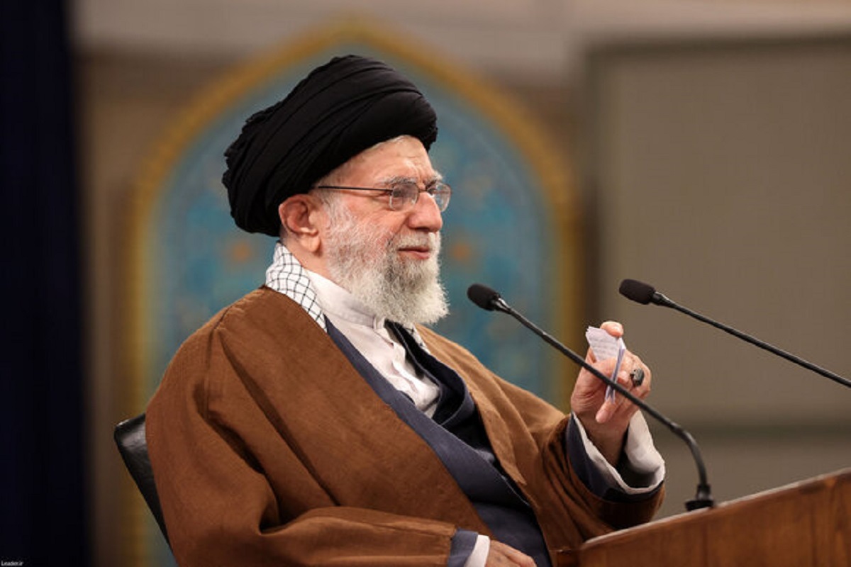رهبر انقلاب: اراده مردم اگر طول اراده الهی قرار بگیرد کارهای ناممکن را ممکن می کند