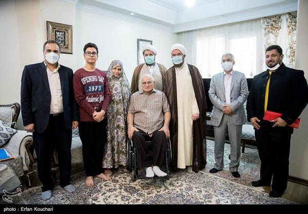 تصاویر| حضور  حاج علی اکبری در منزل جانبازان دفاع مقدس