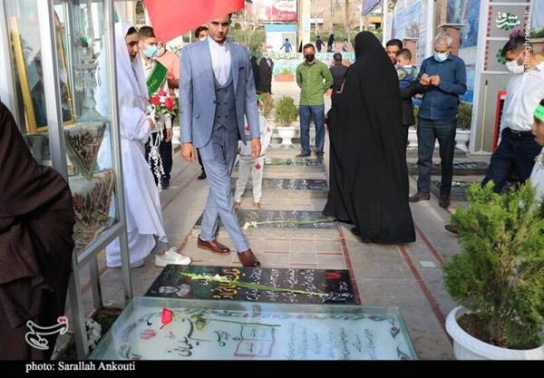 تصاویر| آغاز زندگی مشترک زوج جوان در جوار مزار حاج قاسم