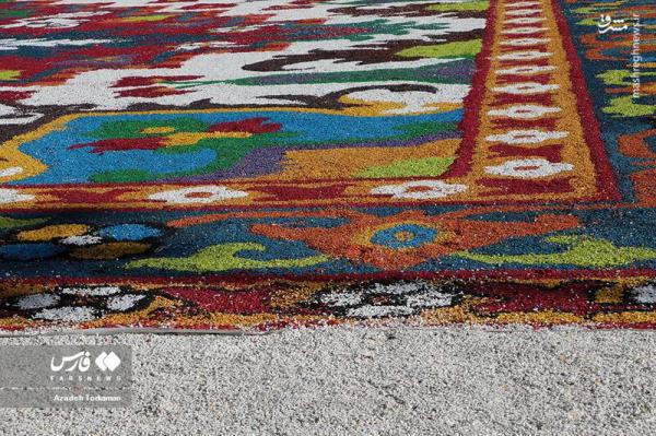 تصاویر| بزرگ‌ترین فرش ایرانی با شن‌های رنگی