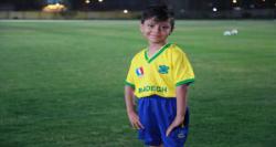 برآورده شدن آروزی کودک سرطانی در زمین فوتبال آبادان