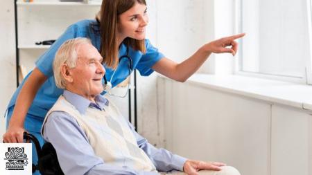 برای استخدام به عنوان پرستار سالمند چه دوره‌هایی را باید گذارند؟
