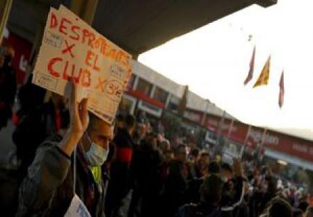 تجمع هواداران بارسلونا در اعتراض به یک جنجال
