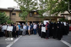 تصاویر| محکومیت هتک حرمت قرآن با تجمع دانشجویان مقابل سفارت سوئد