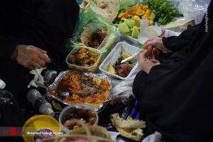 تصاویر| ضیافت افطار در بین الحرمین