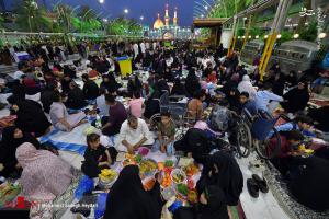 تصاویر| ضیافت افطار در بین الحرمین