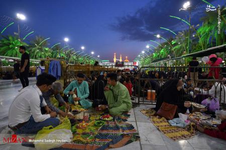 تصاویر| ضیافت افطار در بین الحرمین